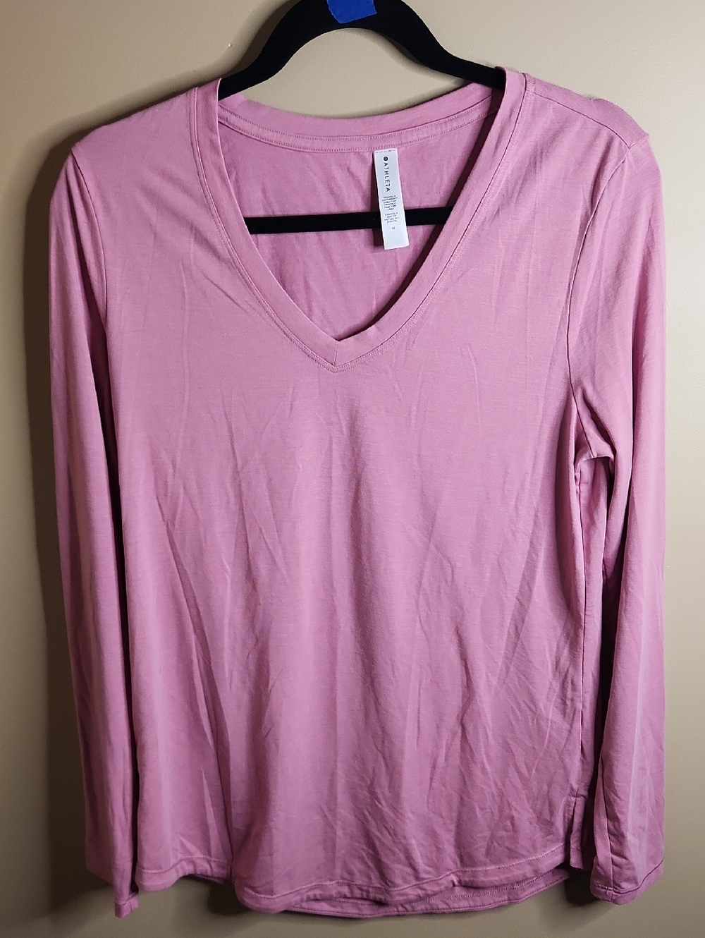 Athleta The Essential v Neck Long Sleeve Top in Antique Rose. Size M. #982011